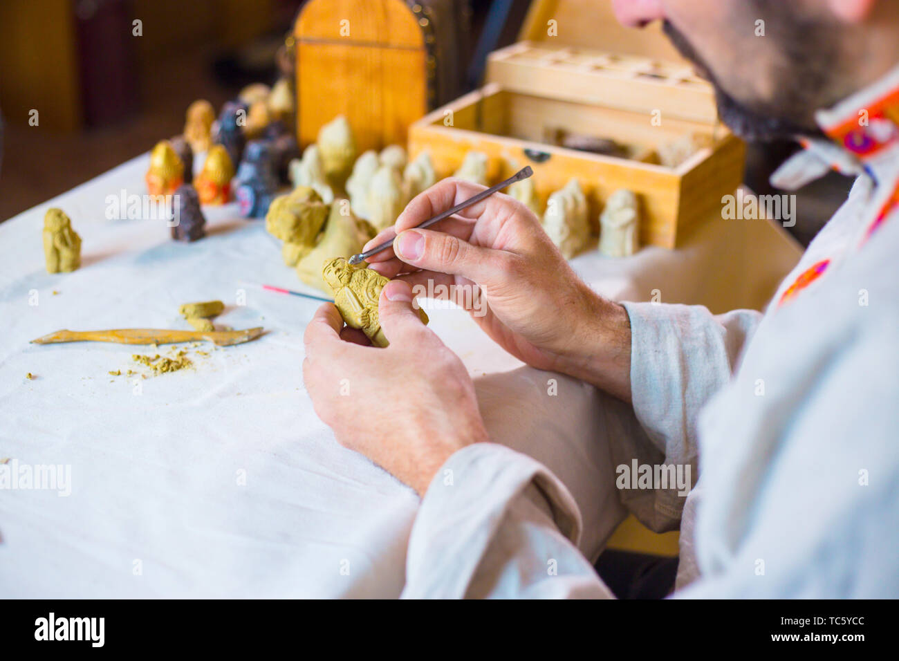 Potter faisant figure d'argile pour jeu de société Banque D'Images