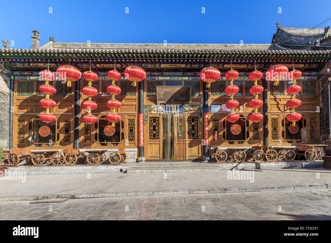 L'architecture traditionnelle chinoise sur l'ancienne rue des dynasties Ming et Qing dans la ville antique de Pingyao, dans la province du Shanxi Banque D'Images