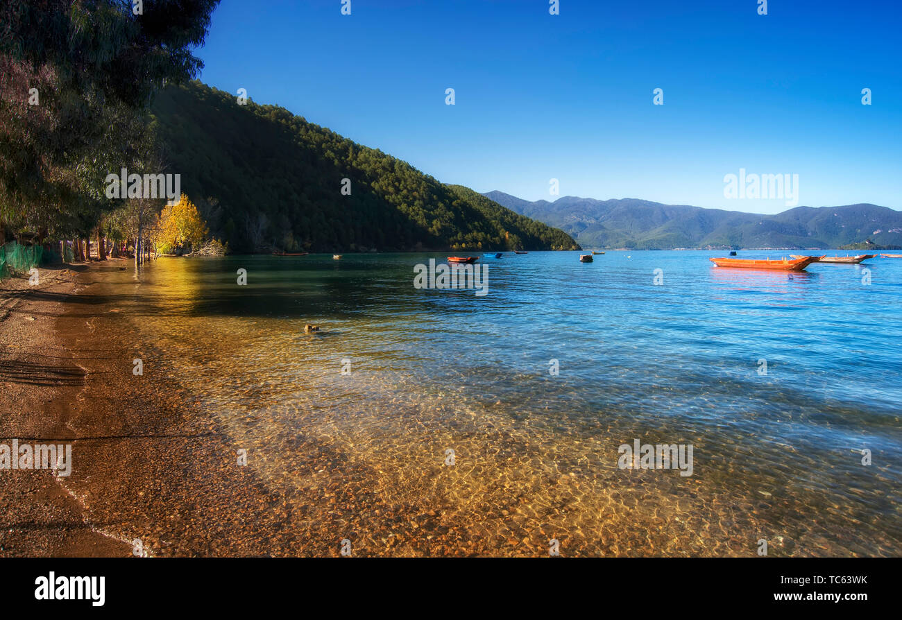 Beau paysage de Lugu Lake, situé dans la préfecture de Liangshan, dans la province du Sichuan Banque D'Images