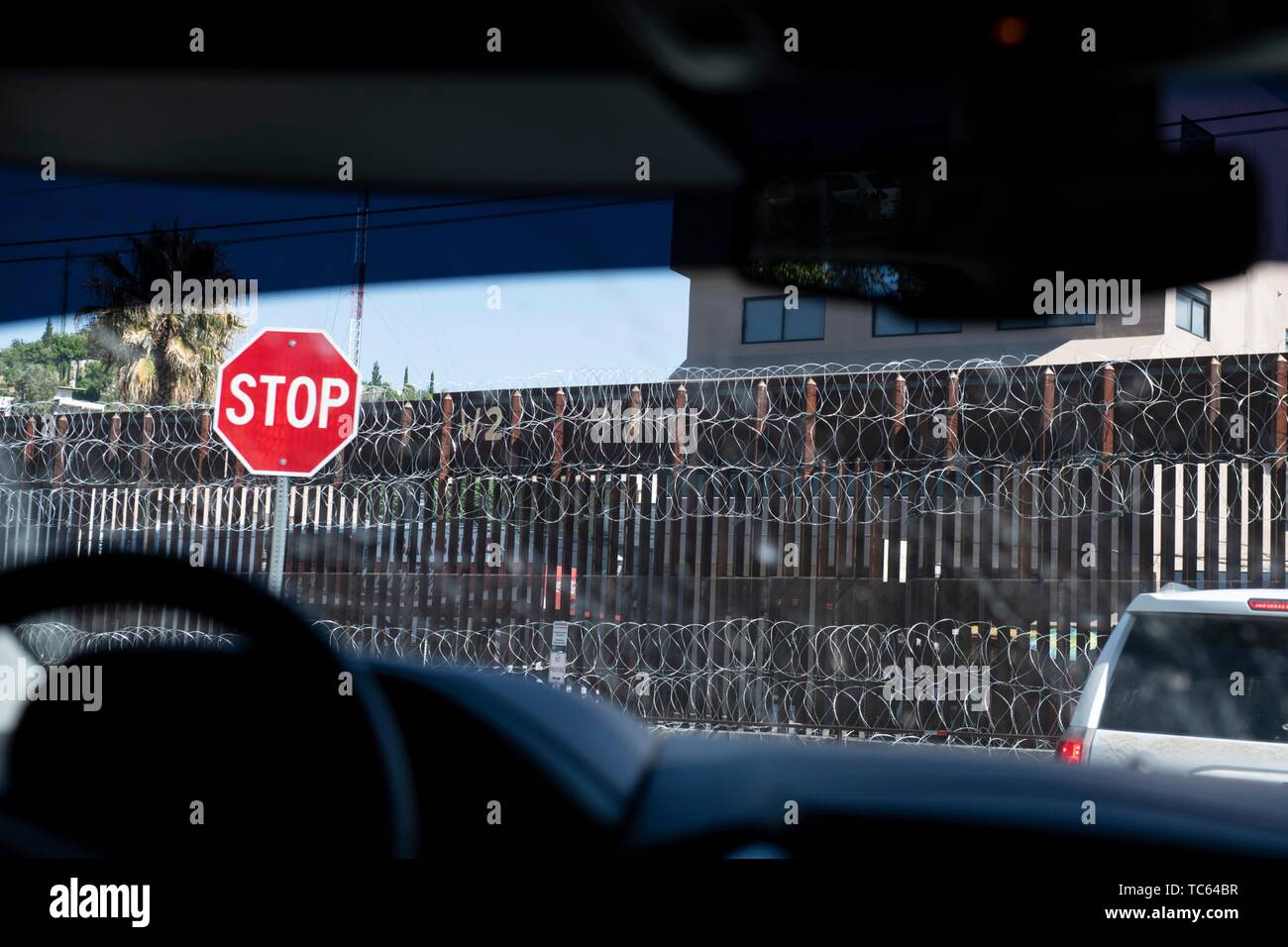 Barbelés couvre l'ancienne frontière métallique clôture séparant le Mexique des États-Unis au point de passage de la frontière le 29 mai 2019 à Nogales (Arizona). Banque D'Images