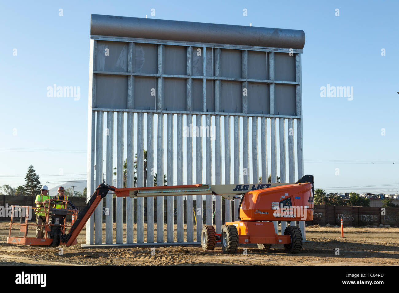 Assembler les travailleurs frontaliers différents prototypes de mur à mur le projet de construction de prototypes, près de la frontière de Otay Mesa, 21 octobre 2017 à l'extérieur de San Diego, en Californie. Banque D'Images