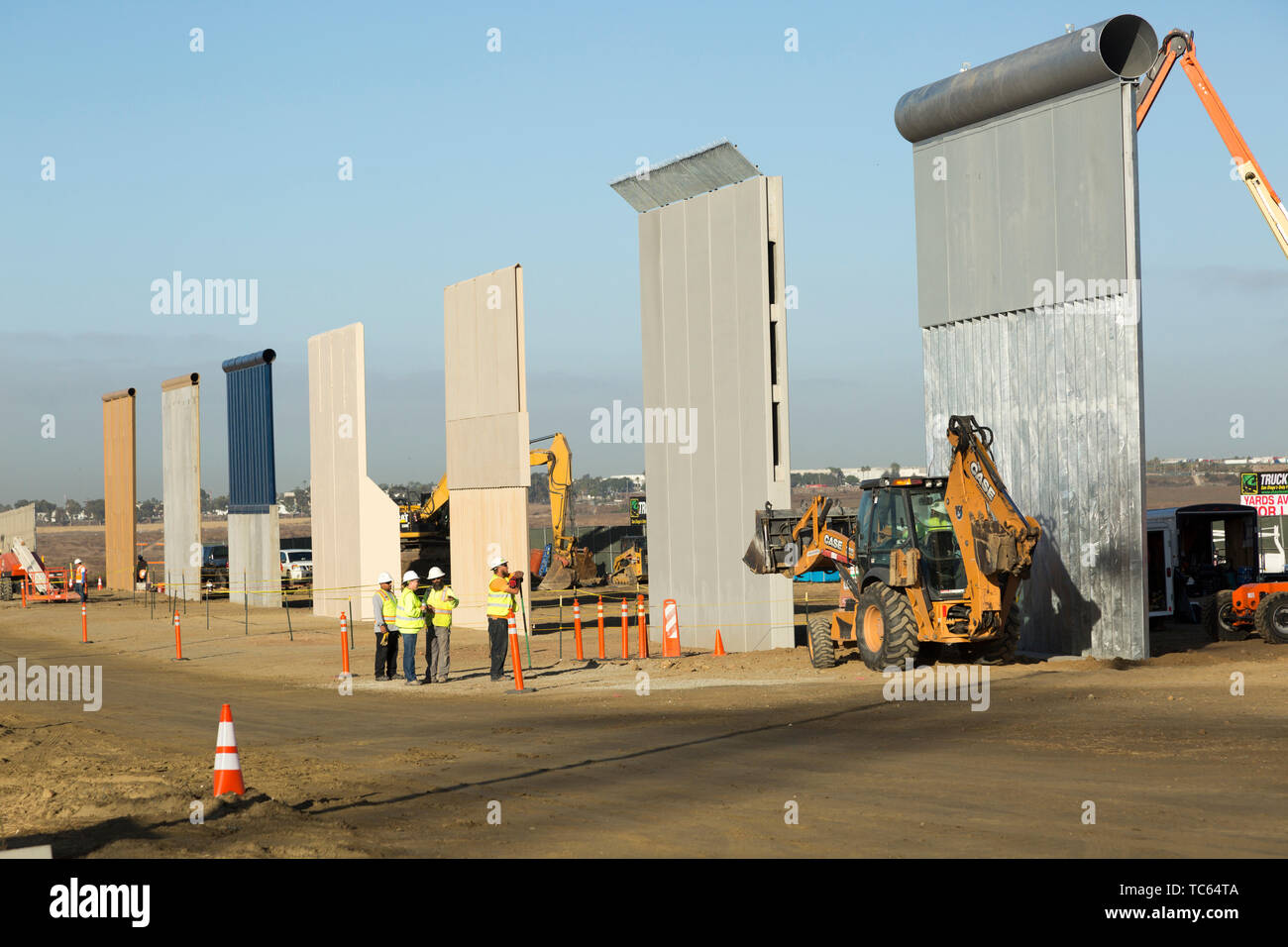 Assembler les travailleurs frontaliers différents prototypes de mur à mur le projet de construction de prototypes, près de la frontière de Otay Mesa, 21 octobre 2017 à l'extérieur de San Diego, en Californie. Banque D'Images