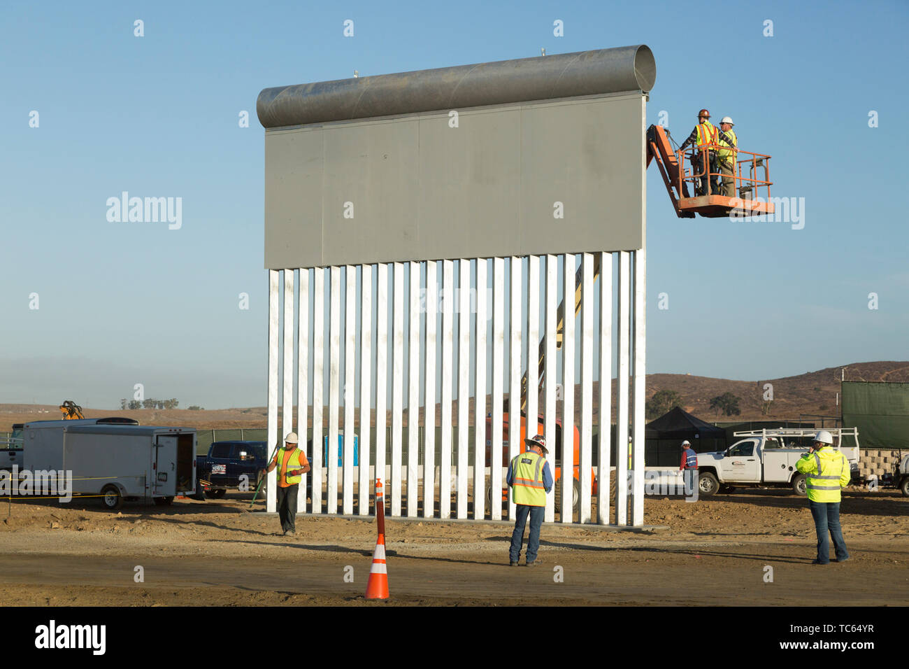 Assembler les travailleurs frontaliers différents prototypes de mur à mur le projet de construction de prototypes, près de la frontière de Otay Mesa, 21 octobre 2017 à l'extérieur de San Diego, en Californie. Banque D'Images