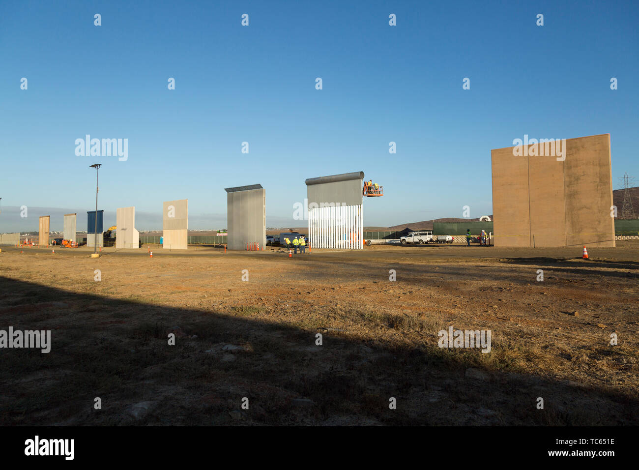 Assembler les travailleurs frontaliers différents prototypes de mur à mur le projet de construction de prototypes, près de la frontière de Otay Mesa, 21 octobre 2017 à l'extérieur de San Diego, en Californie. Banque D'Images