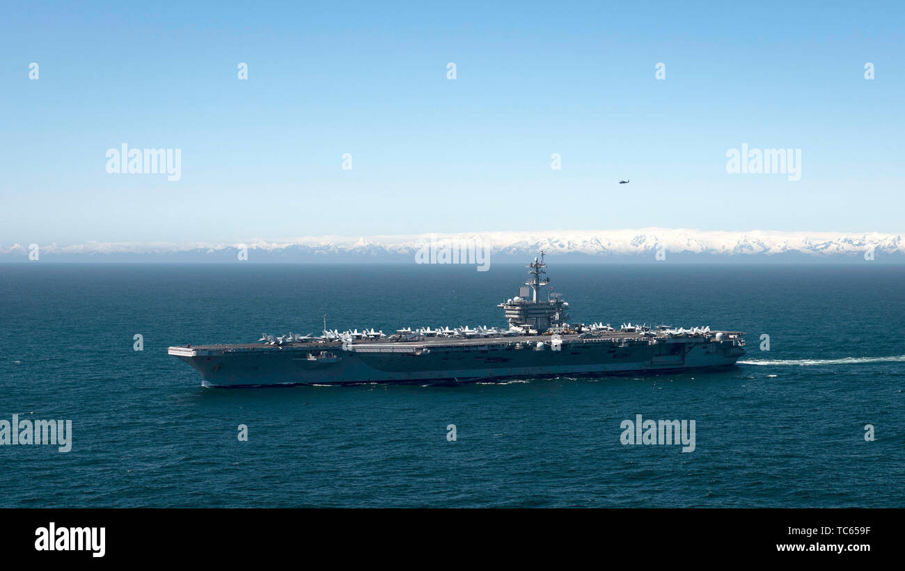 La Marine américaine de classe Nimitz porte-avions nucléaire USS Theodore Roosevelt lors de l'exercice Northern Edge 2019 24 mai 2019 dans le golfe d'Alaska. Banque D'Images