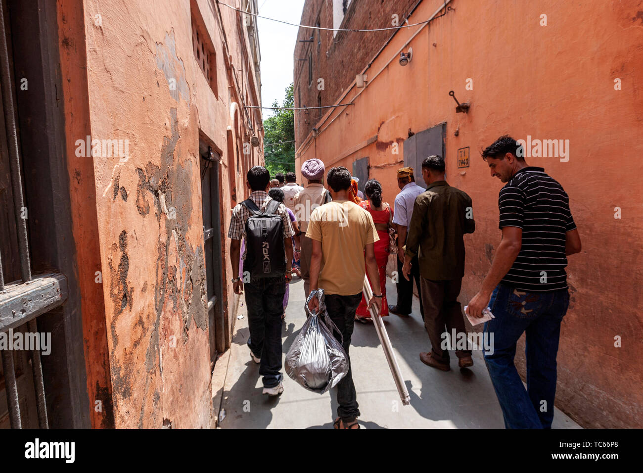 Ruelle étroite de Jallianwala Bagh entrez pour commémorer le massacre d'Amritsar, Punjab, India Banque D'Images