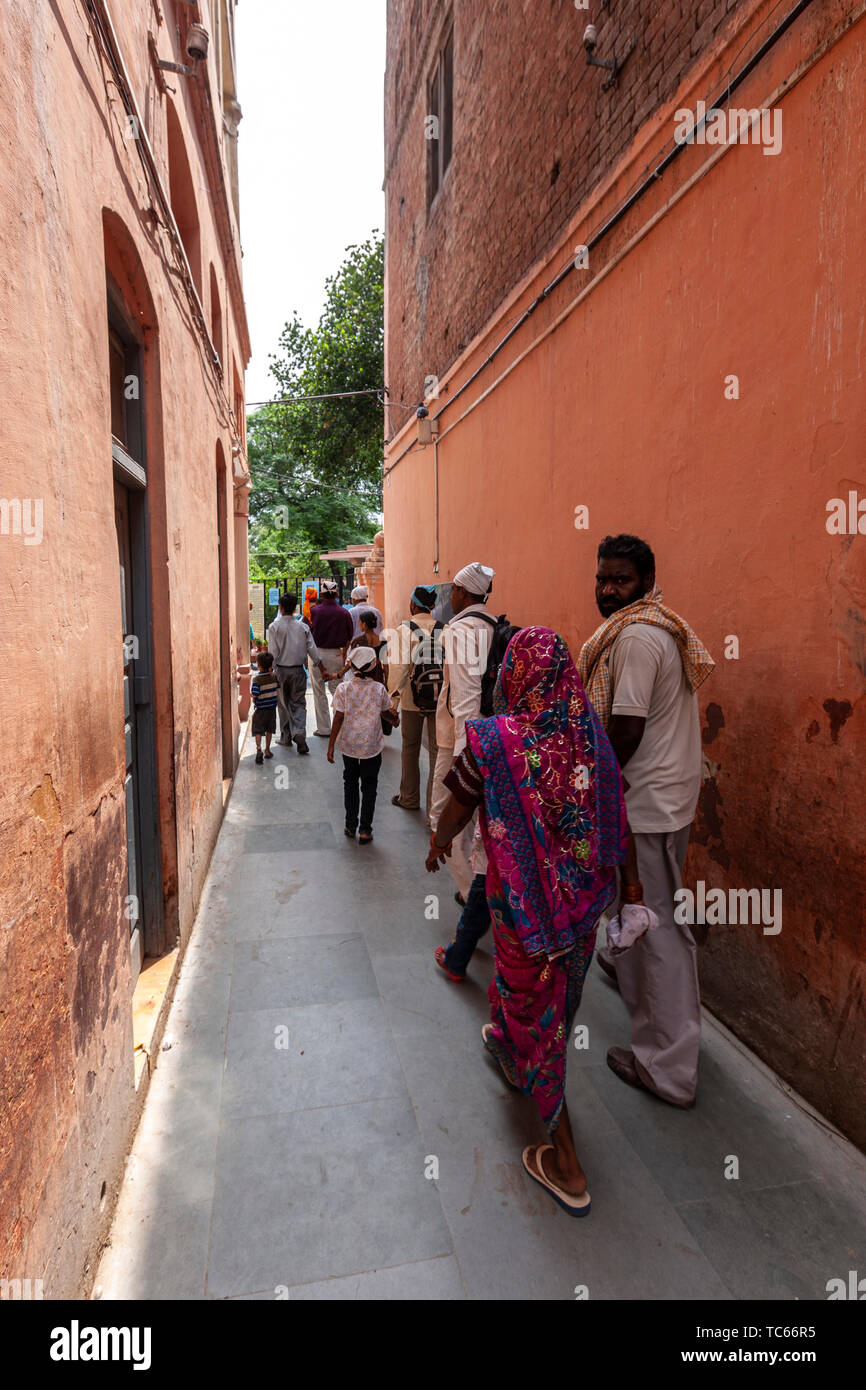 Ruelle étroite de Jallianwala Bagh entrez pour commémorer le massacre d'Amritsar, Punjab, India Banque D'Images