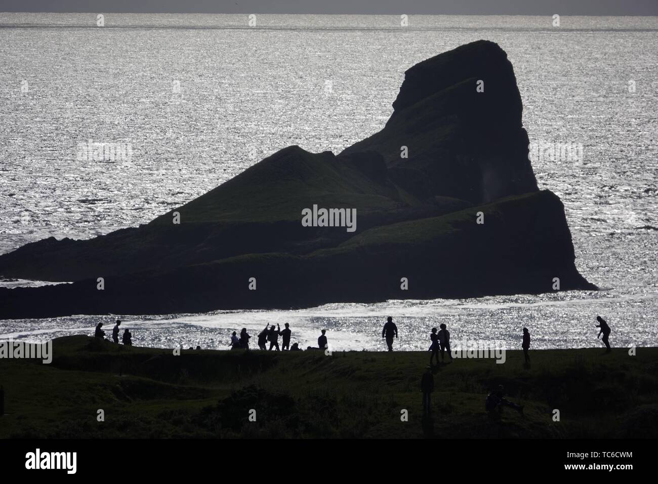 Gower, Swansea, Pays de Galles, Royaume-Uni. 5 juin 2019. Météo : (note distorsion atmosphérique) Promeneurs et touristes jouit d'une belle soirée au National Trust Rhosili (bon,1'S') sur la péninsule de Gower, Galles du sud. La pointe et le calcaire clifftops offrent une vue spectaculaire de Rhossili (correct, 2's') Bay et l'emblématique promontoire de Worms Head. On prévoit des conditions en averses. Credit : Gareth Llewelyn/Alamy Live News Banque D'Images