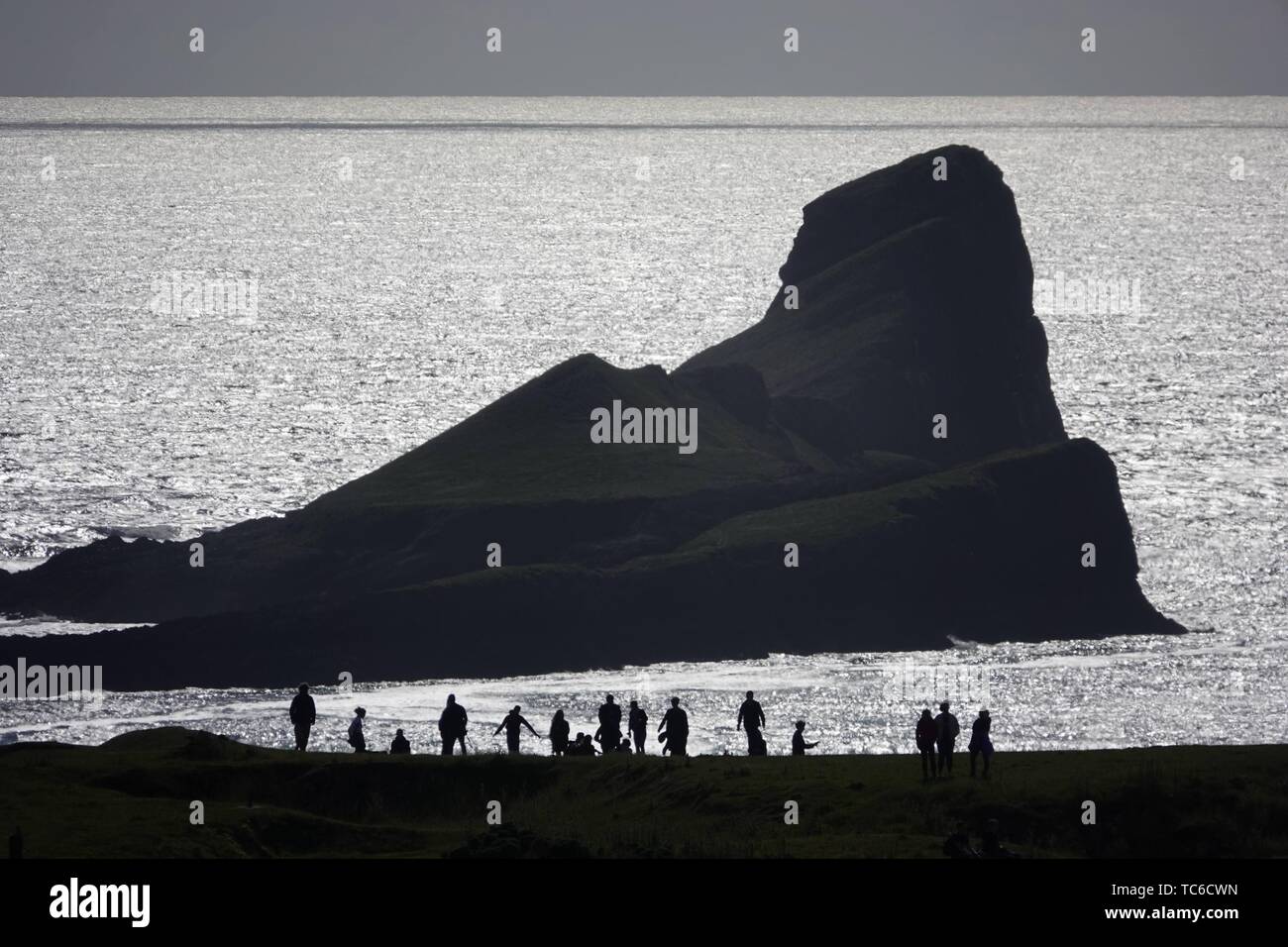 Gower, Swansea, Pays de Galles, Royaume-Uni. 5 juin 2019. Météo : (note distorsion atmosphérique) Promeneurs et touristes jouit d'une belle soirée au National Trust Rhosili (bon,1'S') sur la péninsule de Gower, Galles du sud. La pointe et le calcaire clifftops offrent une vue spectaculaire de Rhossili (correct, 2's') Bay et l'emblématique promontoire de Worms Head. On prévoit des conditions en averses. Credit : Gareth Llewelyn/Alamy Live News Banque D'Images