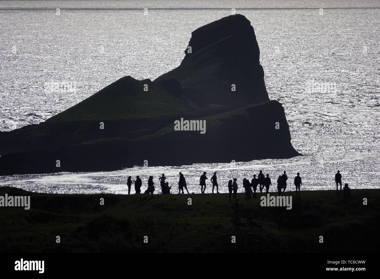 Gower, Swansea, Pays de Galles, Royaume-Uni. 5 juin 2019. Météo : (note distorsion atmosphérique) Promeneurs et touristes jouit d'une belle soirée au National Trust Rhosili (bon,1'S') sur la péninsule de Gower, Galles du sud. La pointe et le calcaire clifftops offrent une vue spectaculaire de Rhossili (correct, 2's') Bay et l'emblématique promontoire de Worms Head. On prévoit des conditions en averses. Credit : Gareth Llewelyn/Alamy Live News Banque D'Images