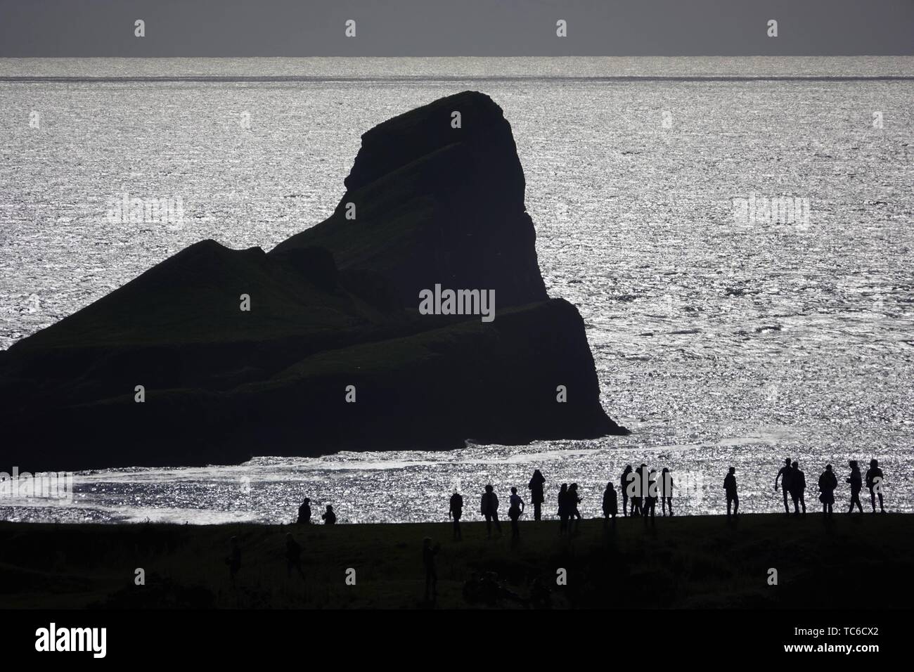 Gower, Swansea, Pays de Galles, Royaume-Uni. 5 juin 2019. Météo : (note distorsion atmosphérique) Promeneurs et touristes jouit d'une belle soirée au National Trust Rhosili (bon,1'S') sur la péninsule de Gower, Galles du sud. La pointe et le calcaire clifftops offrent une vue spectaculaire de Rhossili (correct, 2's') Bay et l'emblématique promontoire de Worms Head. On prévoit des conditions en averses. Credit : Gareth Llewelyn/Alamy Live News Banque D'Images