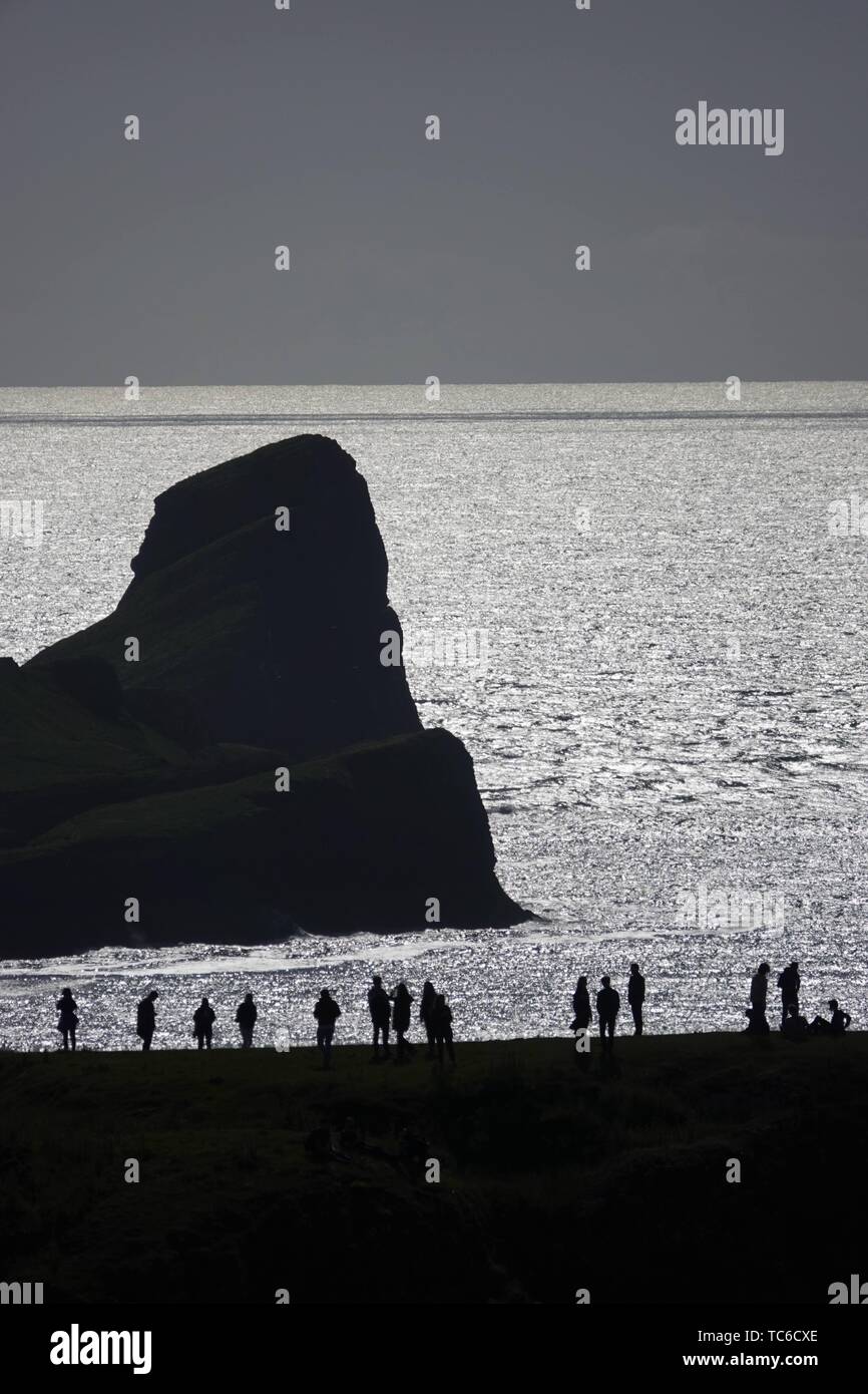 Gower, Swansea, Pays de Galles, Royaume-Uni. 5 juin 2019. Météo : (note distorsion atmosphérique) Promeneurs et touristes jouit d'une belle soirée au National Trust Rhosili (bon,1'S') sur la péninsule de Gower, Galles du sud. La pointe et le calcaire clifftops offrent une vue spectaculaire de Rhossili (correct, 2's') Bay et l'emblématique promontoire de Worms Head. On prévoit des conditions en averses. Credit : Gareth Llewelyn/Alamy Live News Banque D'Images