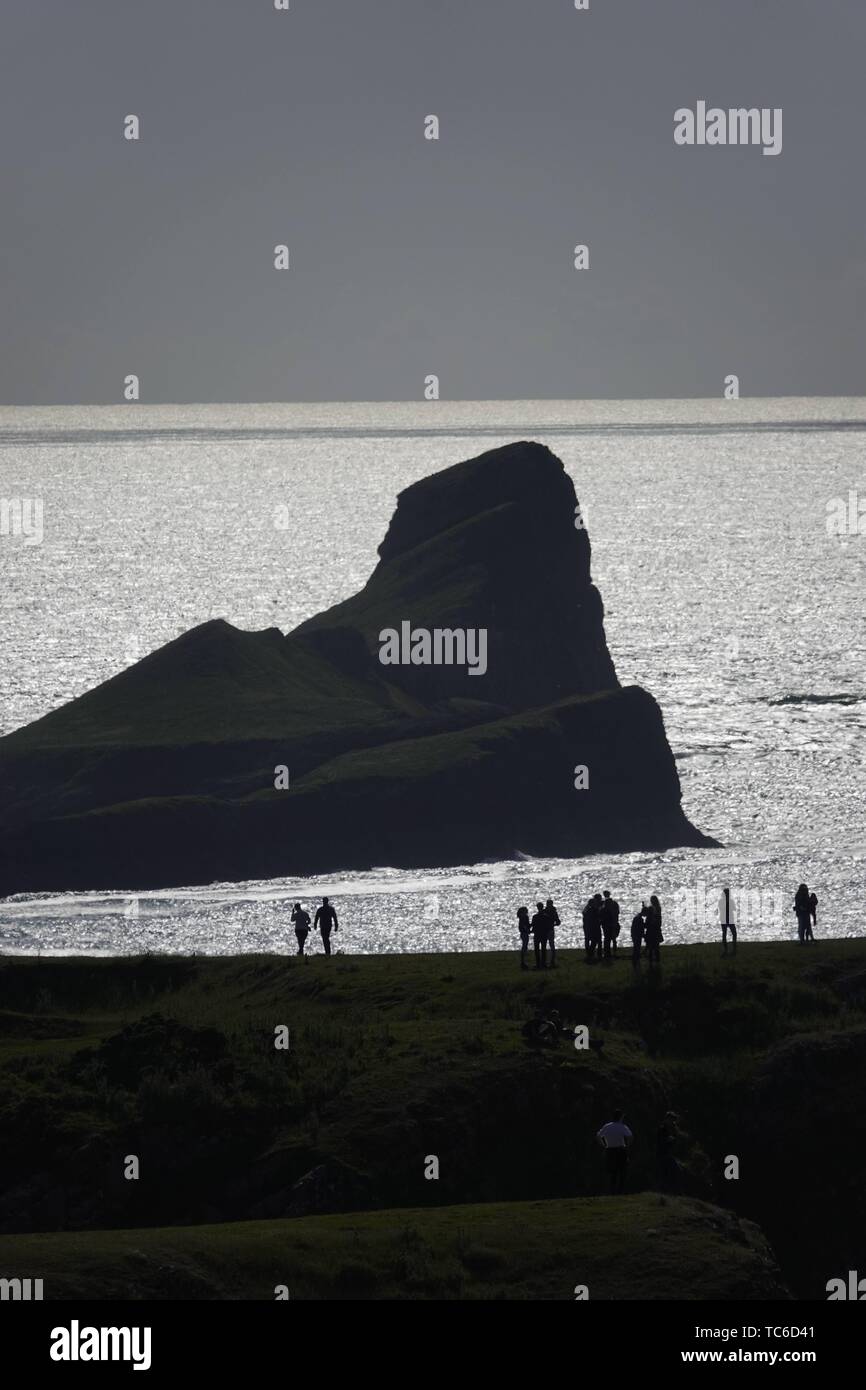Gower, Swansea, Pays de Galles, Royaume-Uni. 5 juin 2019. Météo : (note distorsion atmosphérique) Promeneurs et touristes jouit d'une belle soirée au National Trust Rhosili (bon,1'S') sur la péninsule de Gower, Galles du sud. La pointe et le calcaire clifftops offrent une vue spectaculaire de Rhossili (correct, 2's') Bay et l'emblématique promontoire de Worms Head. On prévoit des conditions en averses. Credit : Gareth Llewelyn/Alamy Live News Banque D'Images