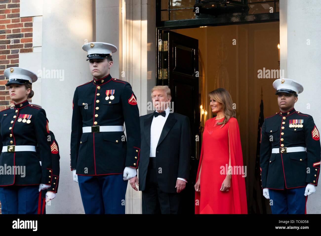 Londres, Royaume-Uni. 04 Juin, 2019. Président américain Donald Trump et la Première Dame Melania Trump attendre pour accueillir le Prince Charles et la duchesse de Cornouailles avant un gala à Winfield House le 4 juin 2019 à Londres, en Angleterre. Credit : Planetpix/Alamy Live News Banque D'Images