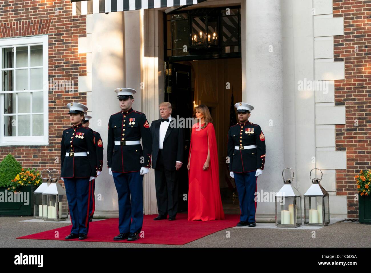 Londres, Royaume-Uni. 04 Juin, 2019. Président américain Donald Trump et la Première Dame Melania Trump attendre pour accueillir le Prince Charles et la duchesse de Cornouailles avant un gala à Winfield House le 4 juin 2019 à Londres, en Angleterre. Credit : Planetpix/Alamy Live News Banque D'Images