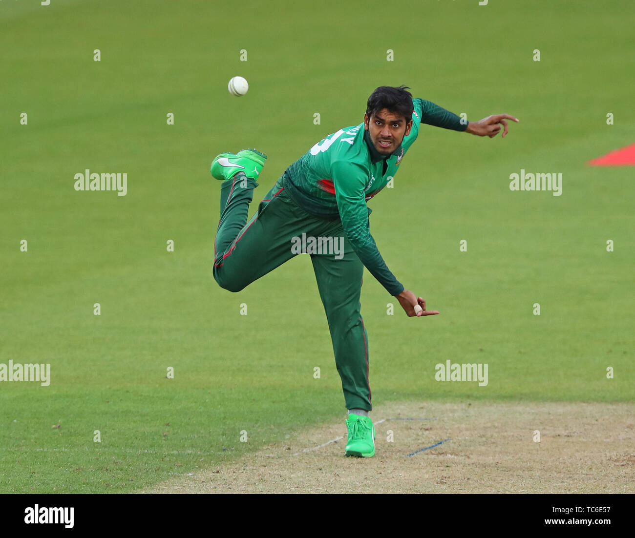 Londres, Angleterre. 05 juin 2019 : Mehedi Hasan Miraz du Bangladesh Le Bangladesh au cours de bowling v Nouvelle-zélande, ICC Cricket World Cup Match Kia, à l'ovale, Londres, Angleterre. Credit : European Sports Agence photographique/Alamy Live News Banque D'Images