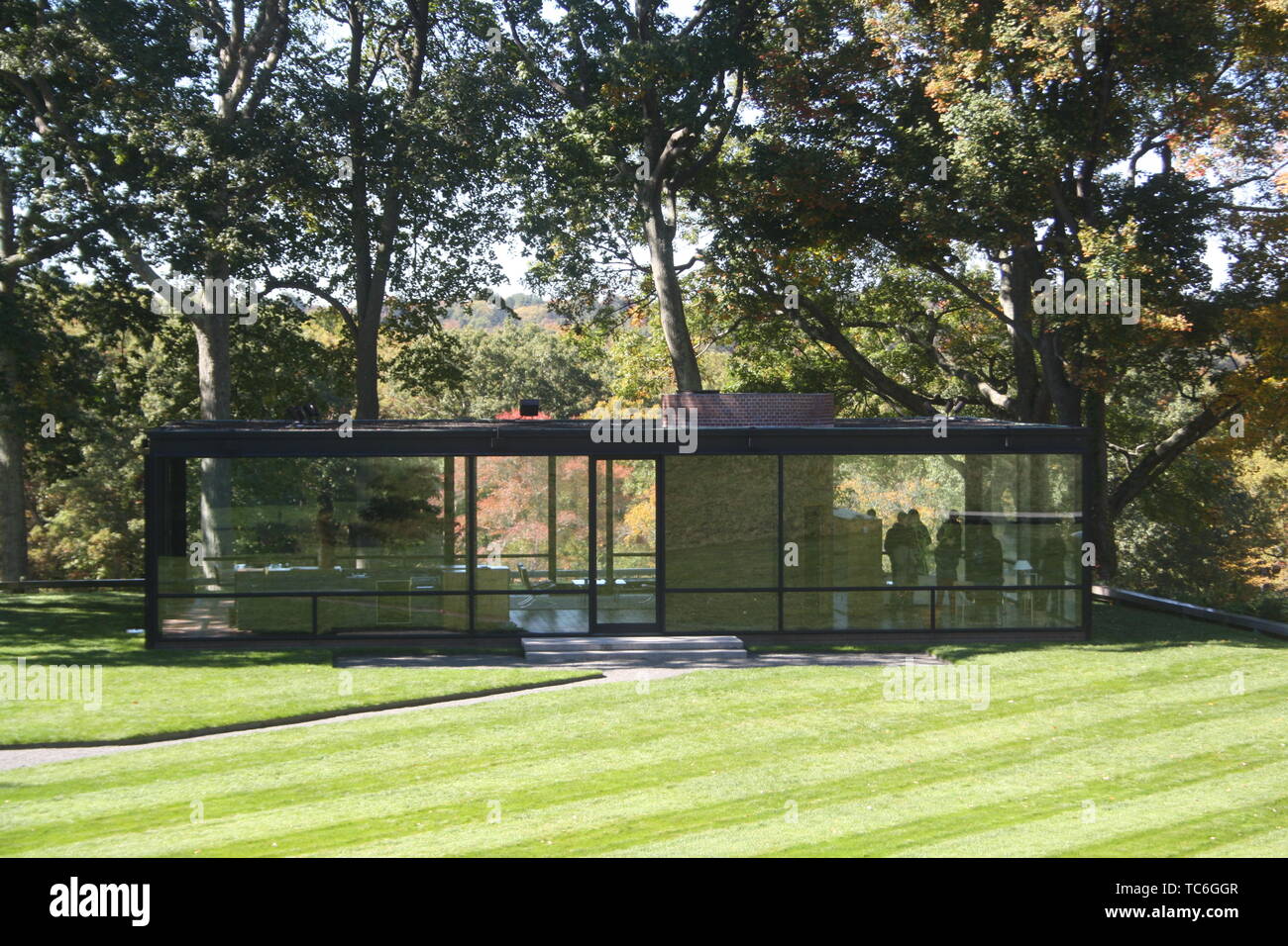 Déposée - 12 octobre 2014, nous, New Canaan : la "Maison de Verre" conçu par l'architecte américain Philip Johnson (1906-2005). Le bâtiment a été achevé en 1949. Les murs de la maison sont entièrement en verre. Johnson a reçu le prix d'architecture Pritzker en 1979 pour, entre autres choses, ce bâtiment, qui est maintenant un site classé et accessible aux visiteurs. Le 08.06.2019 le 70e anniversaire de l'achèvement de l'architectural monument sera célébré avec une grande fête. (Dpa 'artiste corde Petit apparaît sur l'anniversaire de Johnson's 'Glass House'') Photo : Christina Horsten/dpa Banque D'Images