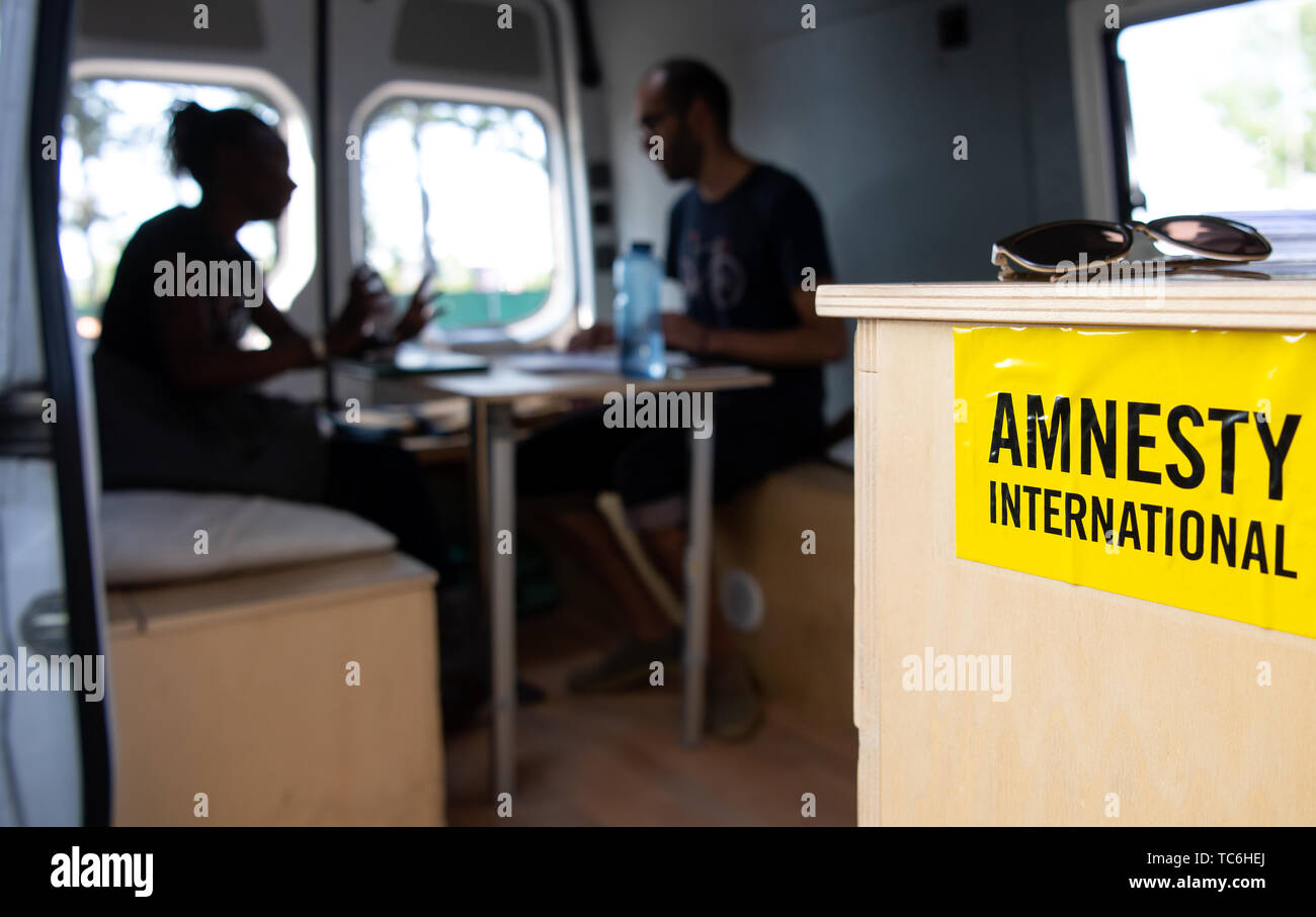 Munich, Allemagne. Le 05 juin, 2019. Aydin Alinejad du Munich Refugee Council parle à une femme de l'Ouganda en face d'un réfugié à l'abri dans un 'numéro Infobus pour les réfugiés". L'exploitant de l'Infobus 'für Flüchtlinge 1933-1945', qui ensemble avec Amnesty International offre des conseils juridiques aux demandeurs d'asile, est l'introduction d'une action devant le tribunal administratif contre une décision prise par le gouvernement de Haute-bavière pour refuser l'accès à l'équipe consultative d'hébergement des réfugiés. Crédit : Sven Hoppe/dpa/Alamy Live News Banque D'Images