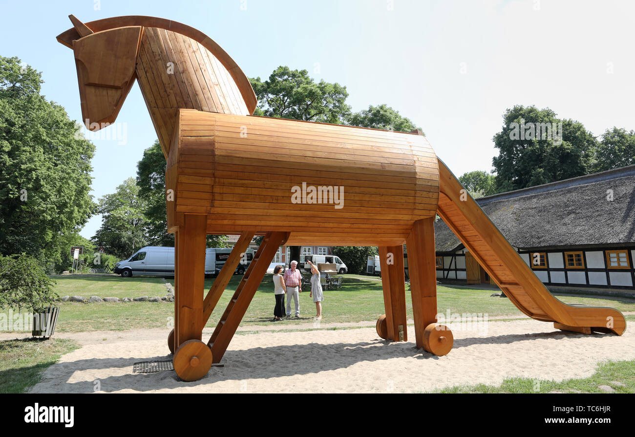 Ankershagen, Allemagne. Le 05 juin, 2019. Sur le terrain de l'Heinrich Schliemann se trouve un Musée plus de cinq mètres de haut, réplique du cheval de Troie. Le musée dans l'ancien presbytère et parents de Troy explorer Heinrich Schliemann (1822-1890) rend hommage au travail de l'archéologue le plus célèbre de l'Allemagne depuis 1986. Sur 07.06.2019 le musée sera réouverte avec une toute nouvelle exposition permanente. Crédit : Bernd Wüstneck/dpa-Zentralbild/dpa/Alamy Live News Banque D'Images