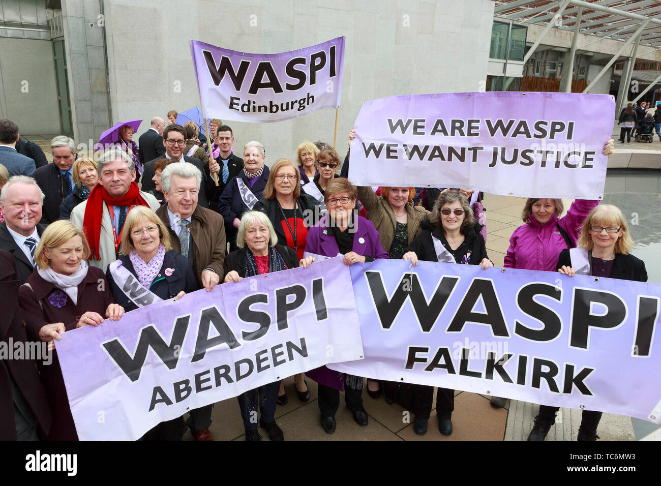 Edimbourg, Ecosse. 5e juin. 2019. Membres de WASPI et leader travailliste écossais Richard Leonard recueillir l'extérieur du Parlement écossais à Édimbourg. L'Écosse pour réclamer de l'Etat à main armée. Pako Mera/Alamy Live News Banque D'Images