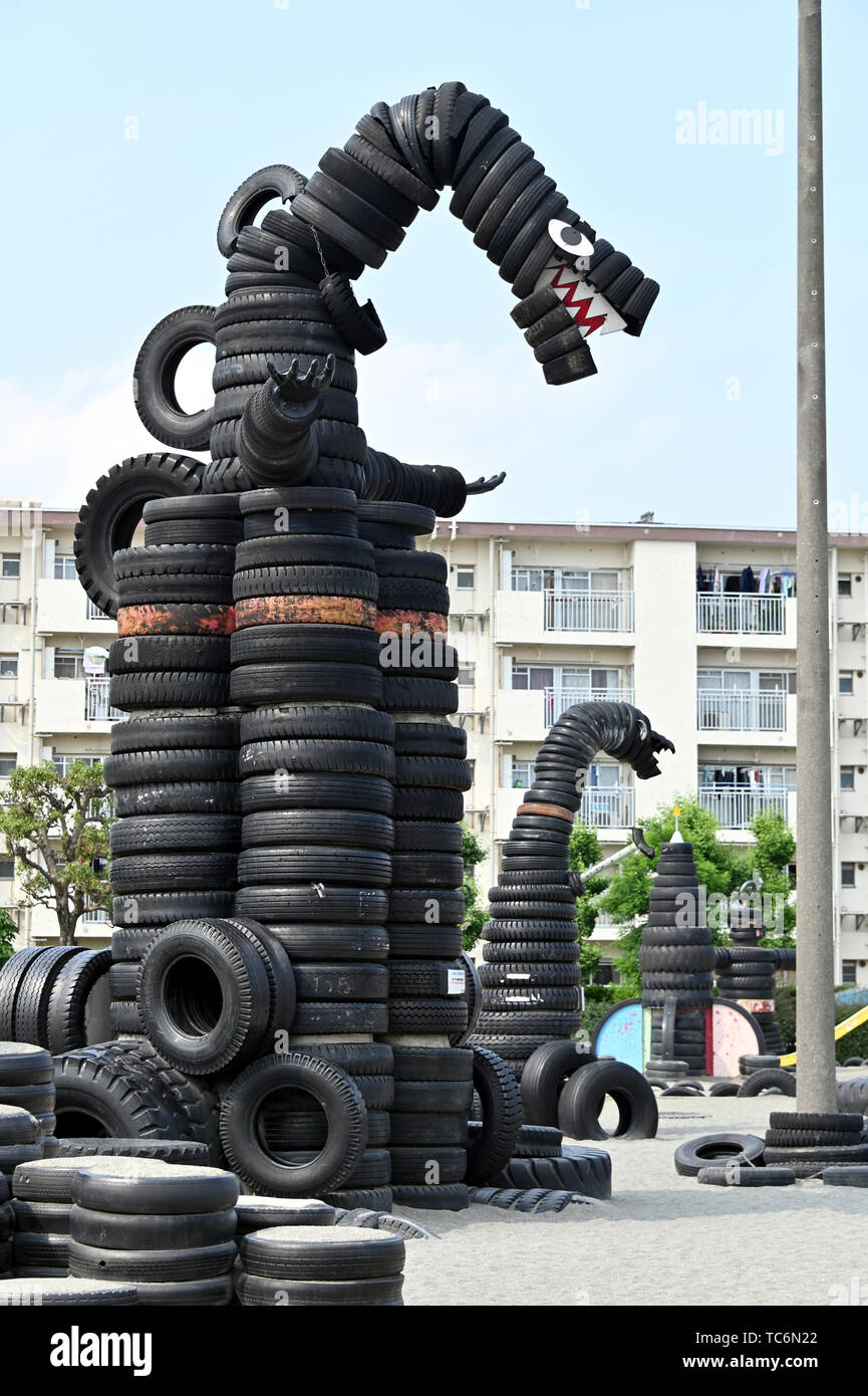 Tokyo, Japon. 6 juin, 2019. À 8 mètres de haut, Godzilla fait de pneus  usagés, plane sur un terrain de jeux local construit avec les pneus usés à  Tokyo parc des pneus