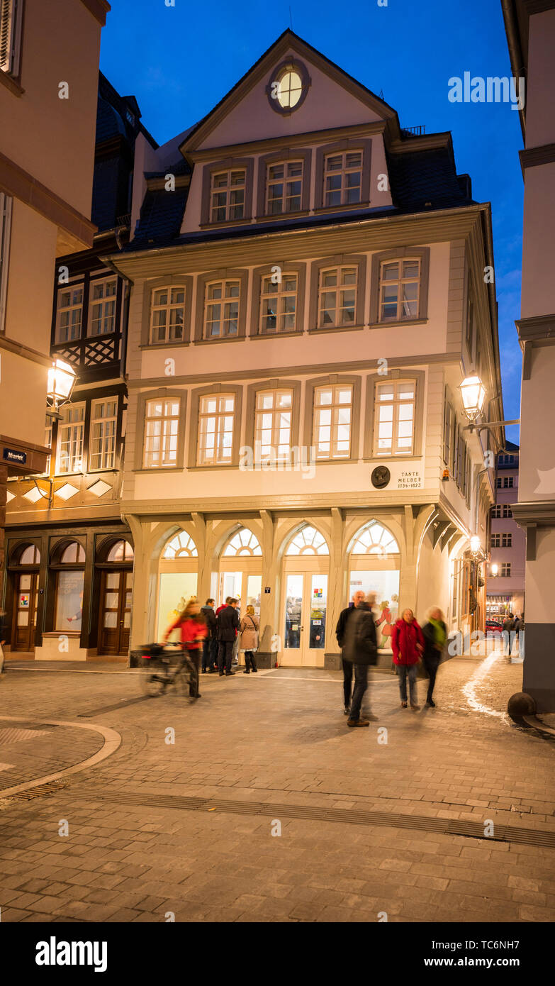 12 mai 2019, Hessen, Frankfurt/Main : Les visiteurs du musée nuit passer le truwwelpeter «-musée' (m) dans la vieille ville de Francfort nouveau. Photo : Andreas Arnold/dpa Banque D'Images
