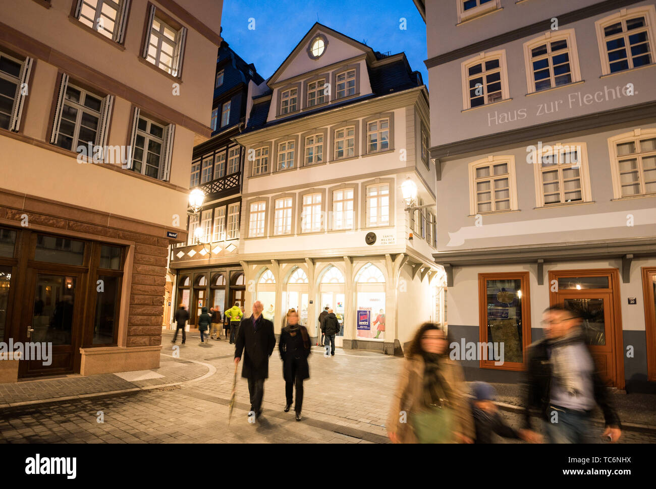 12 mai 2019, Hessen, Frankfurt/Main : Les visiteurs du musée nuit passer le truwwelpeter «-musée' (M) dans la vieille ville de Francfort nouveau. Photo : Andreas Arnold/dpa Banque D'Images