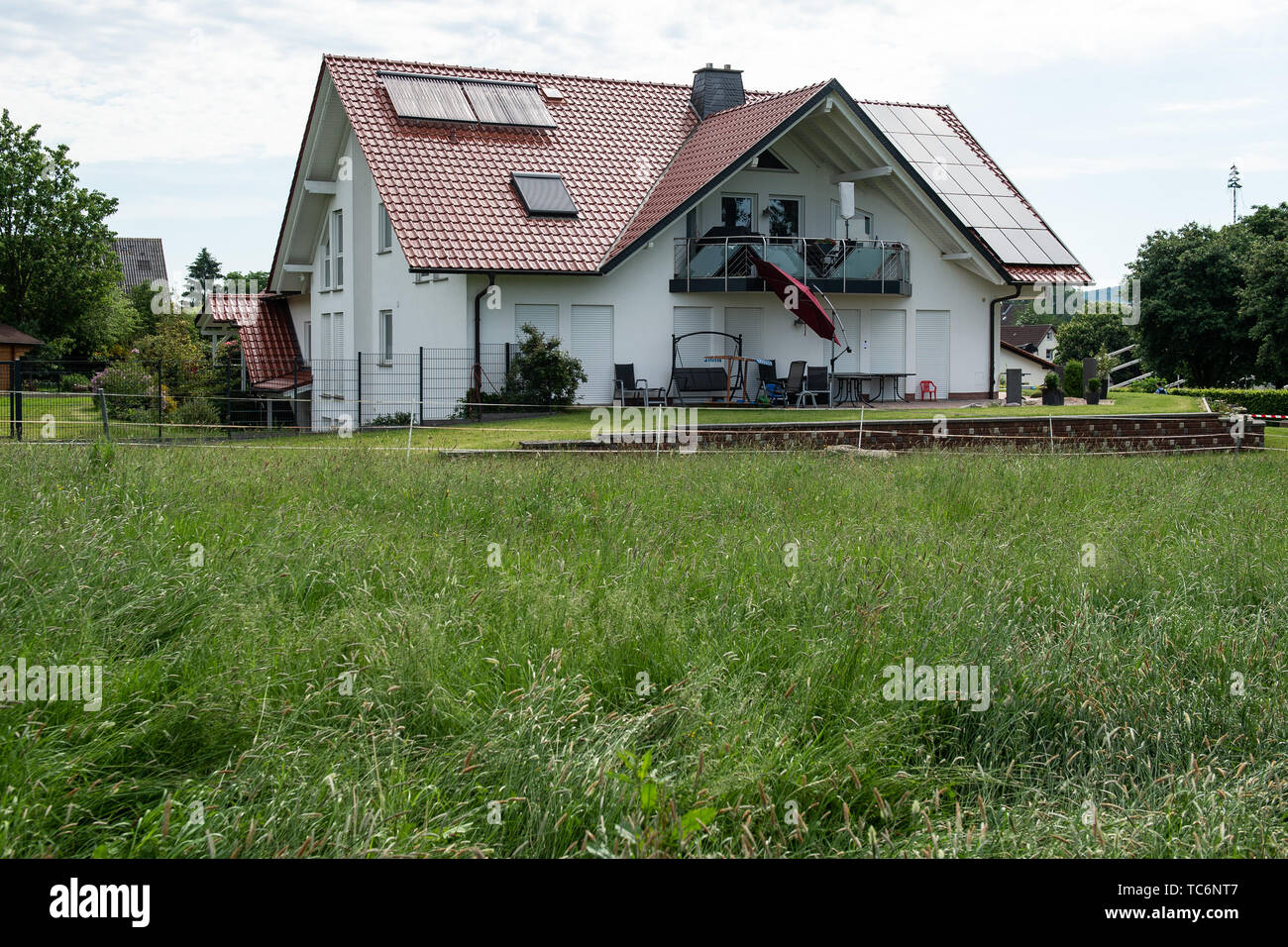 03 juin 2019, Hessen, Jesberg : Vue extérieure de la maison de la fin du président du district de Kassel Walter Lübcke (CDU). Lübcke avait été découvert dans la nuit pour 02.06.2019 autour de 0,30 heures sur la terrasse avec une blessure par balle à la tête. Photo : Swen Pförtner/dpa Banque D'Images