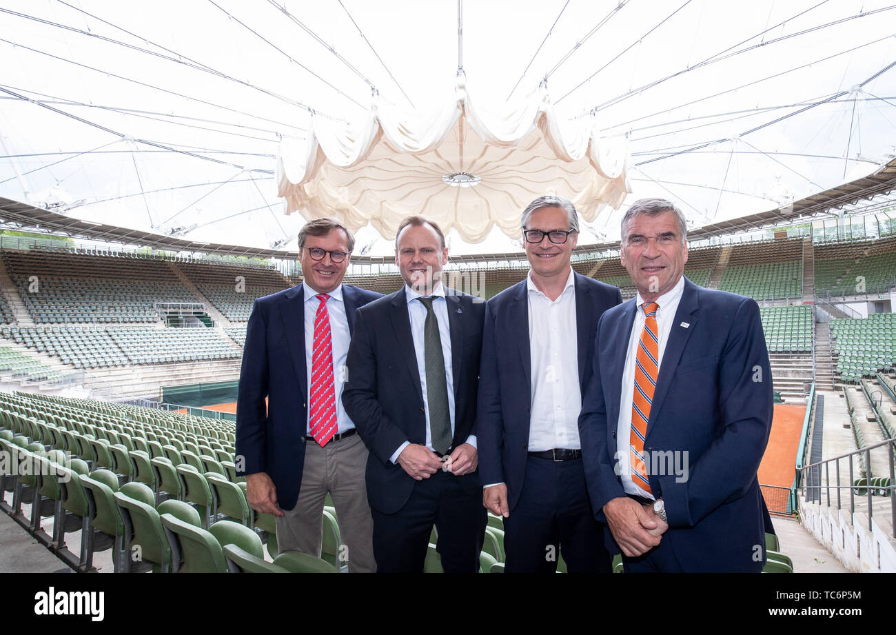 Hambourg, Allemagne. 06 Juin, 2019. Carsten Lütten (l-r), Président du Club An der Alster (DCadA), Andy Grote (SPD), de l'Intérieur et des Sports le sénateur de Hambourg, Alexander Otto, entrepreneur et mécène de l'art, et Ulrich Klaus, Président de la Fédération allemande de Tennis (DTB), sera à une séance de photos pour inaugurer le nouveau toit de la membrane de la Rothenbaum Stadium. Trois semaines avant le premier engagement au Championnat du Monde de Volley-ball de plage le 28 juin, le nouveau pavillon dans le Rothenbaum stade a été mis en service jeudi. Crédit : Christian Charisius/dpa/Alamy Live News Banque D'Images