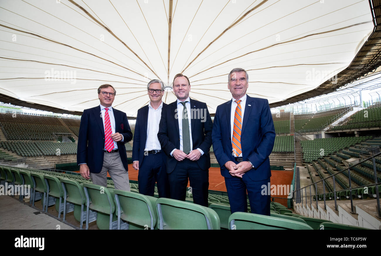 Hambourg, Allemagne. 06 Juin, 2019. Carsten Lütten (l-r), Président du Club An der Alster (DCadA), Alexander Otto, entrepreneur et mécène de l'art, Andy Grote (SPD), le sénateur de l'Intérieur et des Sports de Hambourg, et Ulrich Klaus, Président de la Fédération allemande de Tennis (DTB), sera à une séance de photos pour inaugurer le nouveau toit de la membrane de la Rothenbaum Stadium. Trois semaines avant le premier engagement au Championnat du Monde de Volley-ball de plage le 28 juin, le nouveau pavillon dans le Rothenbaum stade a été mis en service jeudi. Crédit : Christian Charisius/dpa/Alamy Live News Banque D'Images