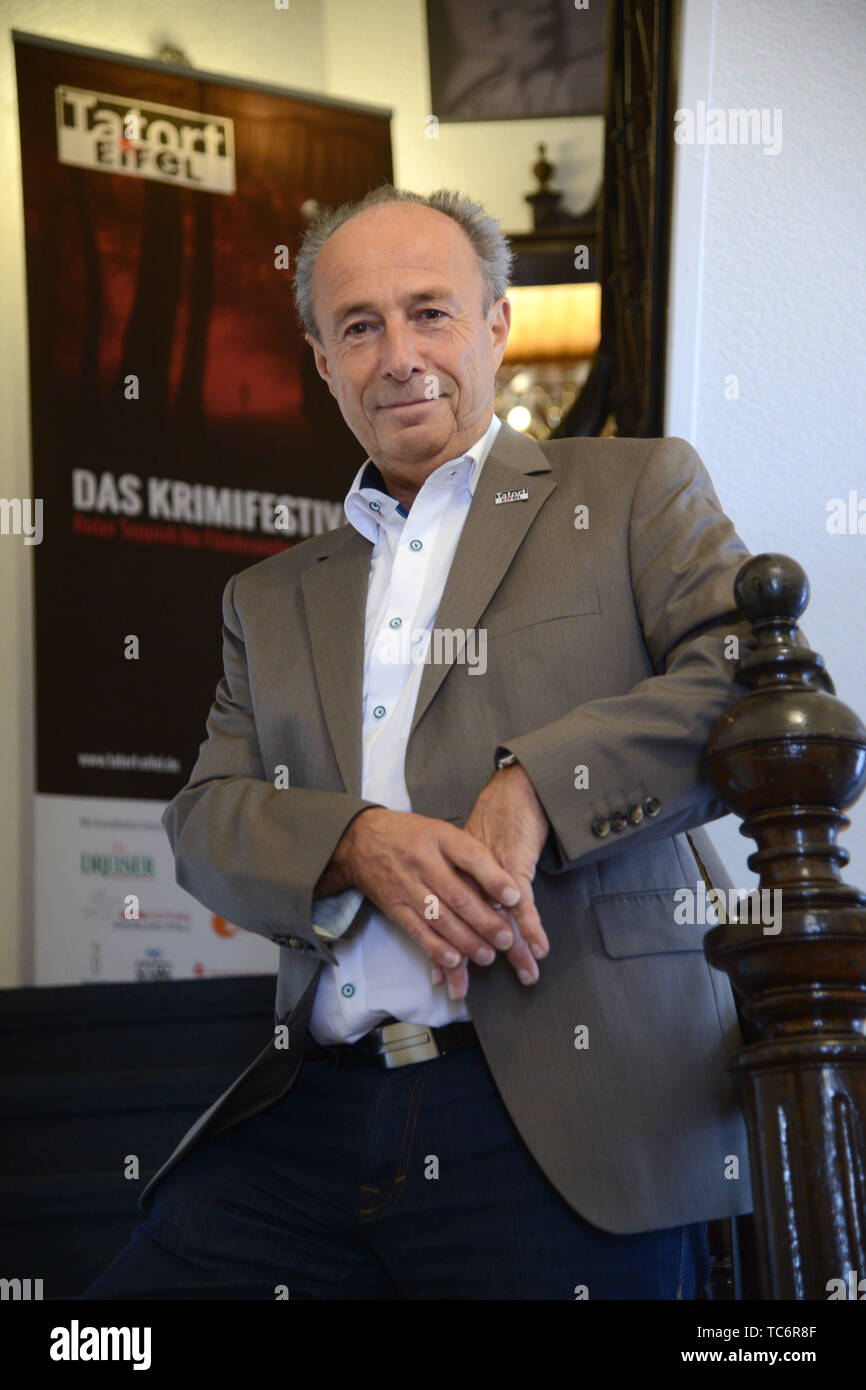 06 juin 2019, Rhénanie-Palatinat, Hillesheim (eifel) : Heinz-Peter Hoffmann, directeur du festival de 'The Eifel', se tient devant le logo du même nom en face de la présentation du programme du crime film festival. Les gagnants du Prix du Film de Roland ont également annoncé lors d'une conférence de presse sur le festival, qui attire des milliers de fans du crime tous les deux ans et est considéré comme le plus grand lieu de rencontre pour le crime et de l'industrie du film. Cette année, du 13 au 21 septembre, le volet va tomber pour la dixième fois. Photo : Harald Tittel/dpa Banque D'Images
