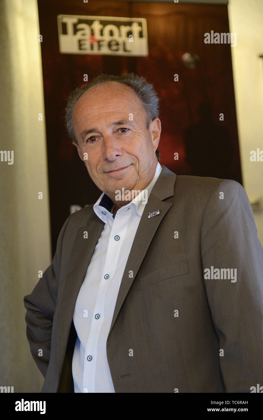 06 juin 2019, Rhénanie-Palatinat, Hillesheim (eifel) : Heinz-Peter Hoffmann, directeur du festival de 'The Eifel', se tient devant le logo du même nom en face de la présentation du programme du crime film festival. Les gagnants du Prix du Film de Roland ont également annoncé lors d'une conférence de presse sur le festival, qui attire des milliers de fans du crime tous les deux ans et est considéré comme le plus grand lieu de rencontre pour le crime et de l'industrie du film. Cette année, du 13 au 21 septembre, le volet va tomber pour la dixième fois. Photo : Harald Tittel/dpa Banque D'Images