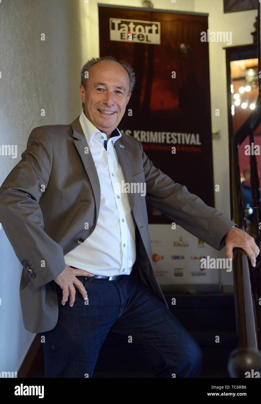 06 juin 2019, Rhénanie-Palatinat, Hillesheim (eifel) : Heinz-Peter Hoffmann, directeur du festival de 'The Eifel', se tient devant le logo du même nom en face de la présentation du programme du crime film festival. Les gagnants du Prix du Film de Roland ont également annoncé lors d'une conférence de presse sur le festival, qui attire des milliers de fans du crime tous les deux ans et est considéré comme le plus grand lieu de rencontre pour le crime et de l'industrie du film. Cette année, du 13 au 21 septembre, le volet va tomber pour la dixième fois. Photo : Harald Tittel/dpa Banque D'Images