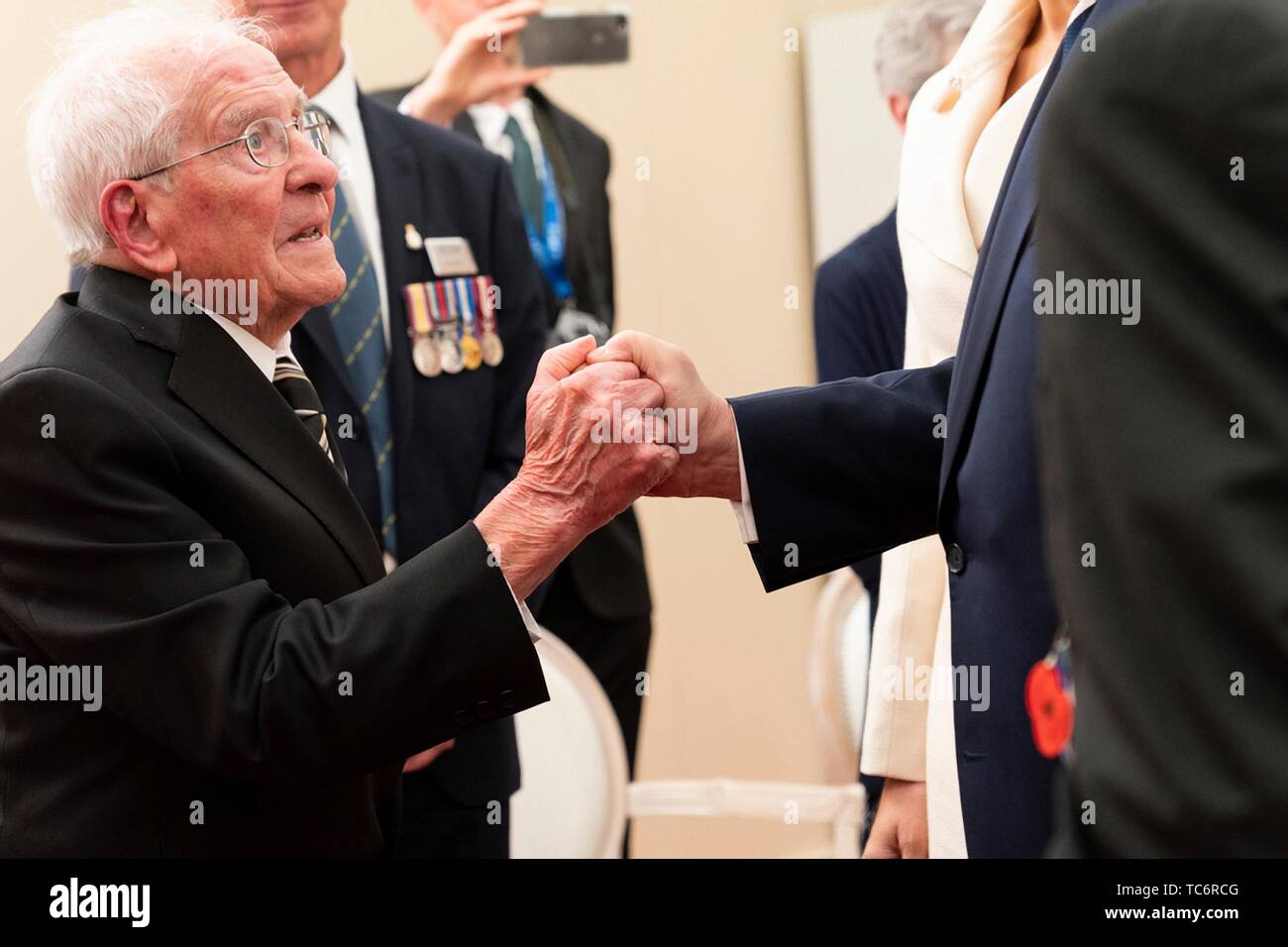 Portsmouth, Royaume-Uni. Le 05 juin, 2019. Président américain Donald Trump se réunit avec les anciens combattants de la Seconde Guerre mondiale et leurs familles au cours d'une journée commémorative nationale D-événement au Southsea Common 5 juin 2019, à Portsmouth, en Angleterre. Les dirigeants du monde se sont réunis sur la côte sud de l'Angleterre, où s'envolait pour les troupes d'agression quotidienne 75 ans auparavant. Credit : Planetpix/Alamy Live News Banque D'Images