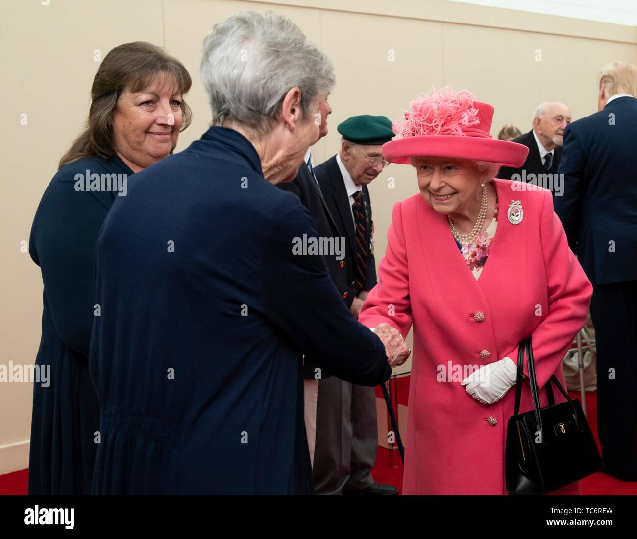 Portsmouth, Royaume-Uni. Le 05 juin, 2019. Son Altesse Royale la Reine Elizabeth II rencontre WW2 Anciens combattants et membres de leur famille au cours d'une journée commémorative nationale D-événement au Southsea Common 5 juin 2019, à Portsmouth, en Angleterre. Les dirigeants du monde se sont réunis sur la côte sud de l'Angleterre, où s'envolait pour les troupes d'agression quotidienne 75 ans auparavant. Credit : Planetpix/Alamy Live News Banque D'Images