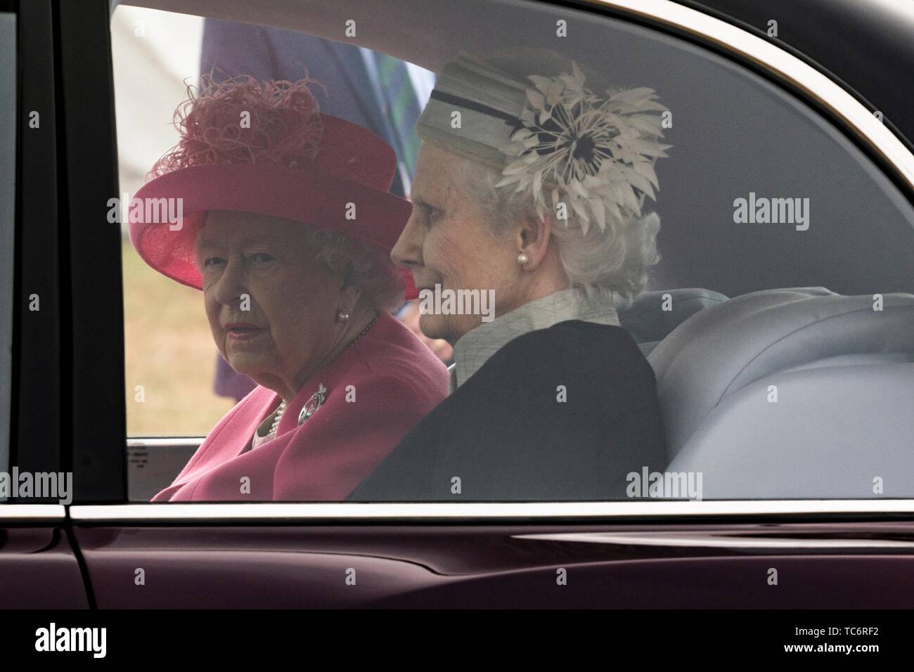 Portsmouth, Royaume-Uni. Le 05 juin, 2019. Son Altesse Royale la Reine Elizabeth II arrive pour un D-Day à l'événement commémoratif national de Southsea Common 5 juin 2019, à Portsmouth, en Angleterre. Les dirigeants du monde se sont réunis sur la côte sud de l'Angleterre, où s'envolait pour les troupes d'agression quotidienne 75 ans auparavant. Credit : Planetpix/Alamy Live News Banque D'Images
