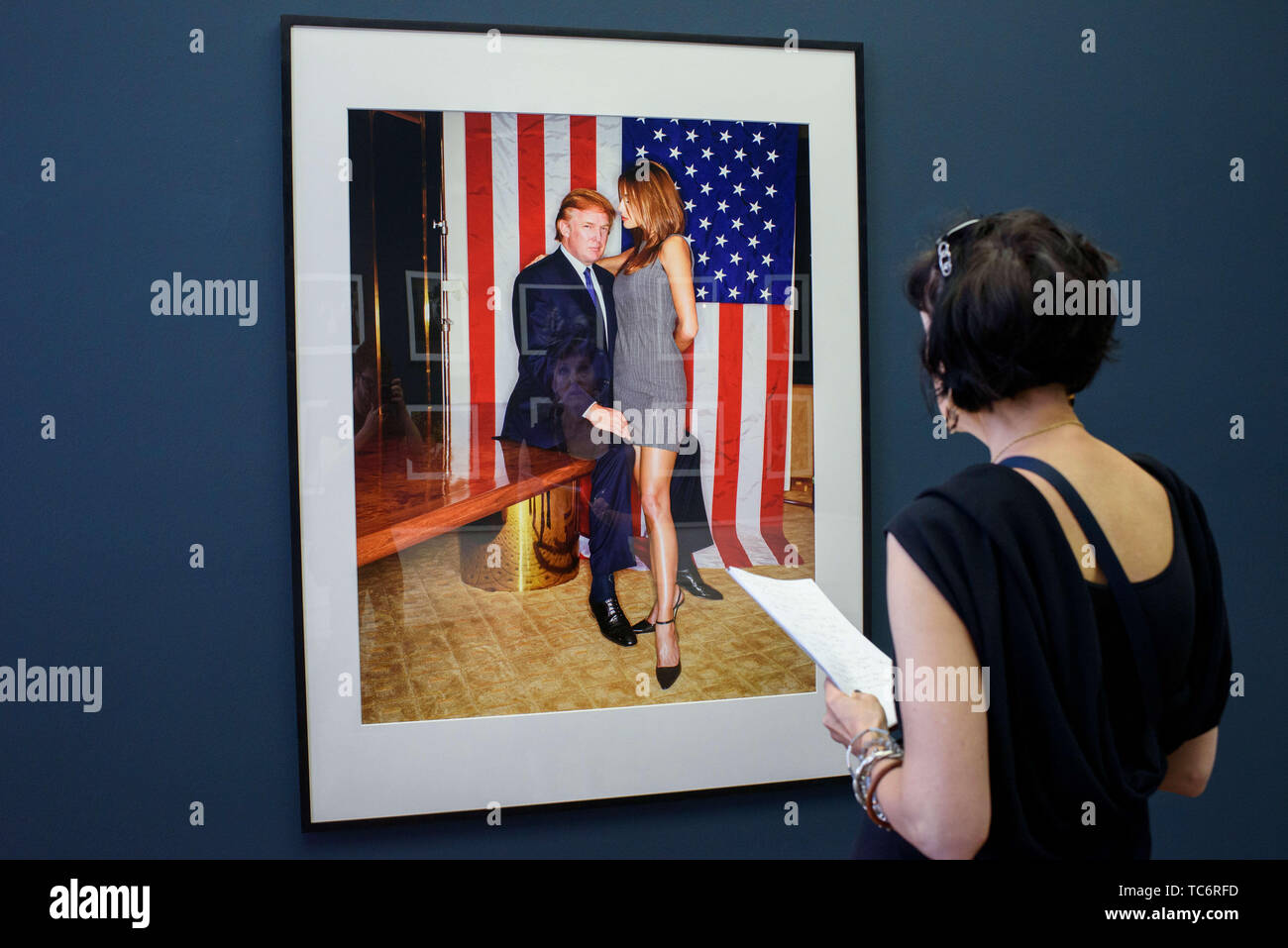 Berlin, Allemagne. 06 Juin, 2019. Dans l'exposition 'trois garçons de Pasadena' à la Fondation Helmut Newton, un visiteur regarde une photo par le photographe George Holz montrant Donald Trump et Melania Knauss à New York en 1999. L'exposition peut être vue avec l'exposition 'SUMO' à la fondation du 07.06.2019 au 10.11.2019. Credit : Gregor Fischer/dpa/Alamy Live News Banque D'Images