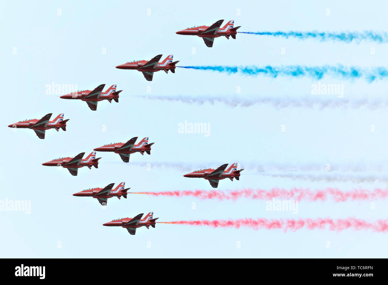 Portsmouth, Royaume-Uni. Le 05 juin, 2019. La Royal Air Force des flèches rouges de l'escadron de démonstration en vol au dessus pendant un événement pour marquer le 75e anniversaire du D-Day à l'Southsea Common 5 juin 2019, à Portsmouth, en Angleterre. Les dirigeants du monde se sont réunis sur la côte sud de l'Angleterre, où s'envolait pour les troupes d'agression quotidienne 75 ans auparavant. Credit : Planetpix/Alamy Live News Banque D'Images