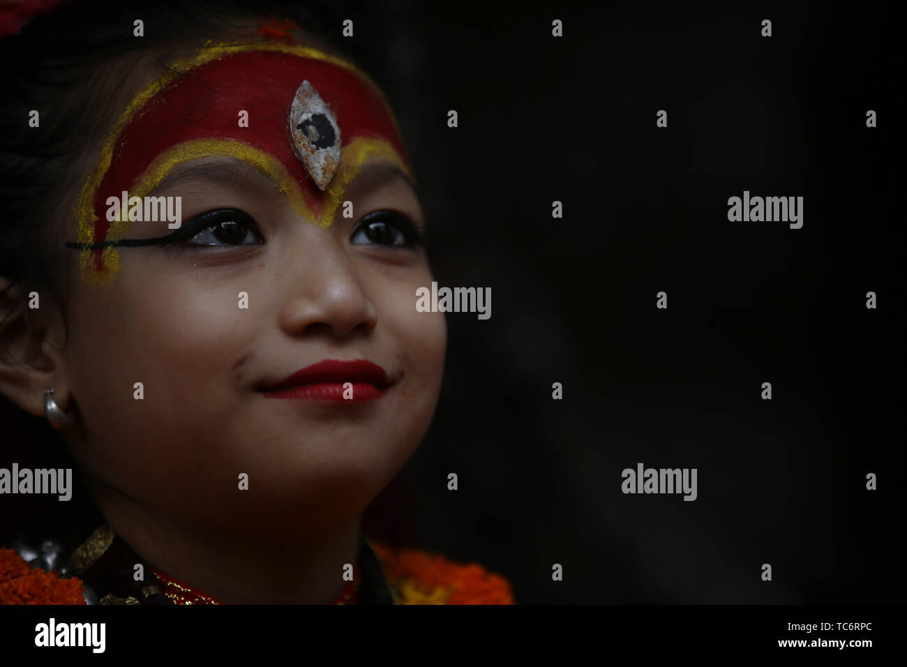 6 juin 2019 - Kathmandu, Népal - Népal Kumari déesse vivante du sourire alors qu'elle observe le Rato Machindranath char festival à Kathmandu, Népal le Jeudi, Juin 06, 2019. (Crédit Image : © Gautam Skanda/Zuma sur le fil) Banque D'Images