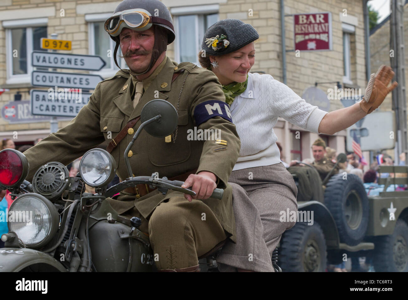 Carentan France Le 05 Juin 19 Les Residents De Normandie En Costume D Epoque Participent A Un Defile Pour Commemorer Le 75e Anniversaire De La Seconde Guerre Mondiale Jour J Le 5 Juin