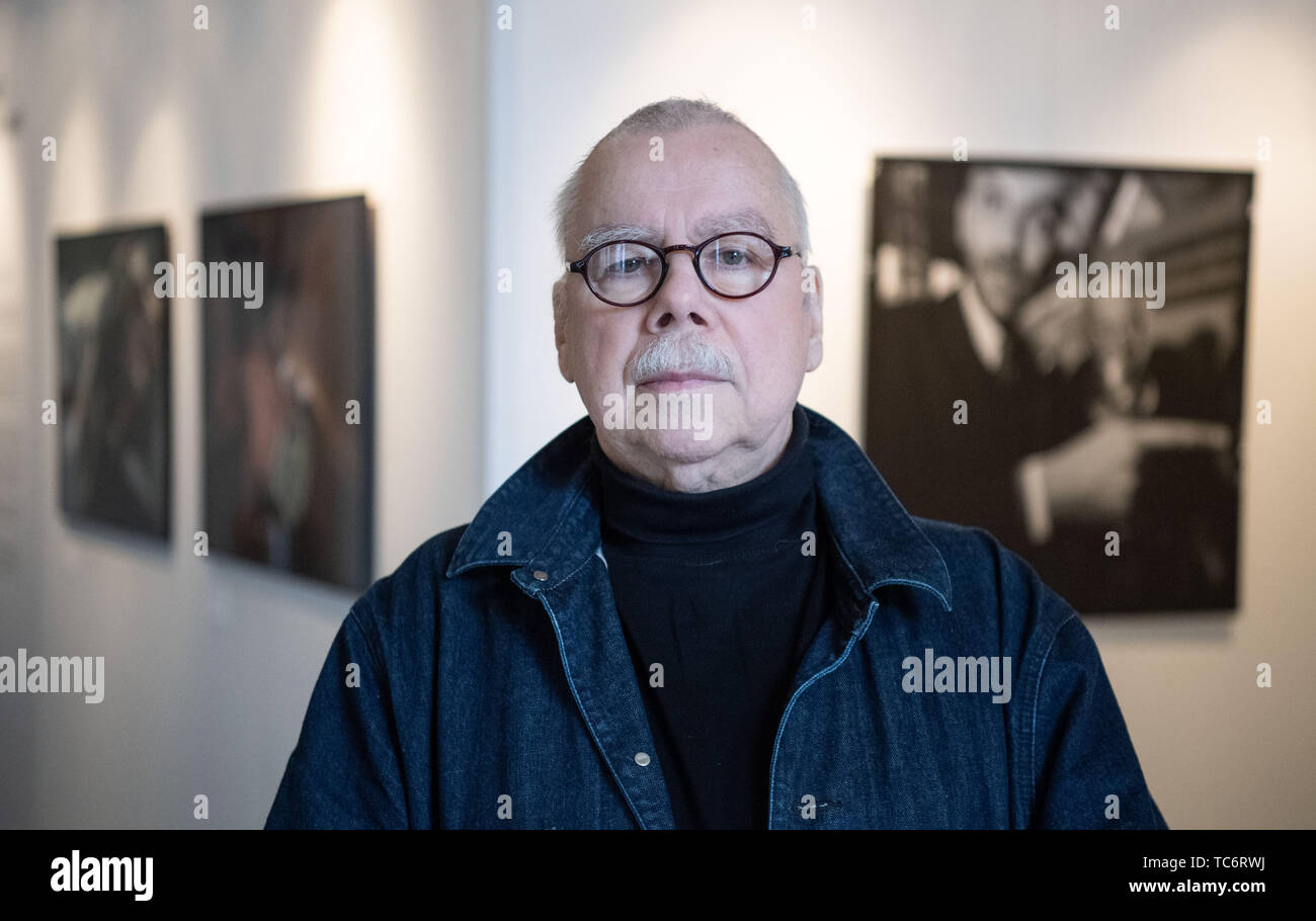 Stuttgart, Allemagne. 06 Juin, 2019. Volker Hinz, photographe, se dresse dans l'anniversaire de l'association professionnelle à 50 ans gratuitement photographes et designers film association enregistrée. (Odr) en face de ses œuvres. À l'occasion du 50e anniversaire de l'ODR, quatre expositions est ouvert dans l'ODR Fondation Ville de Stuttgart, qui seront également présentés à Berlin et Hambourg dans les mois suivants. Credit : Marijan Murat/DPA - ATTENTION : Seulement pour un usage éditorial en liaison avec l'établissement de rapports sur l'exposition et qu'avec mention complète de la crédit ci-dessus/dpa/Alamy Live News Banque D'Images