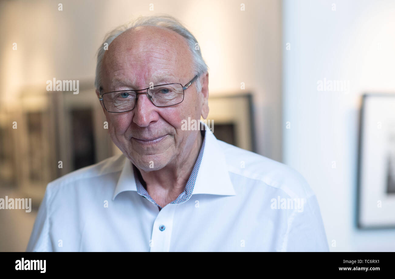 Stuttgart, Allemagne. 06 Juin, 2019. Le photographe Thomas Billhardt se trouve dans l'exposition anniversaire à 50 ans association professionnelle des photographes et les concepteurs du film de l'association enregistrée. (Odr). À l'occasion du 50e anniversaire de l'ODR, quatre expositions est ouvert dans l'ODR Fondation Ville de Stuttgart, qui seront également présentés à Berlin et Hambourg dans les mois suivants. Credit : Marijan Murat/dpa/Alamy Live News Banque D'Images