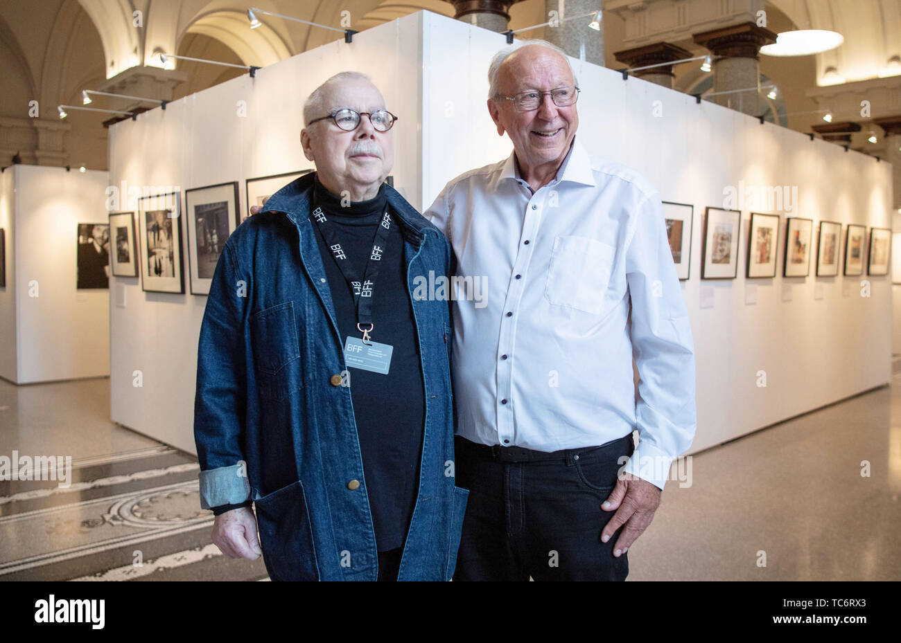 Stuttgart, Allemagne. 06 Juin, 2019. Les photographes Volker Hinz (l) et Thomas Billhardt sont dans le 50e anniversaire du salon de la Freie Berufsverband Eisenwaren und Filmgestalter e.V. (Association professionnelle du libre-photographes et designers du film). (Odr). À l'occasion du 50e anniversaire de l'ODR, quatre expositions est ouvert dans l'ODR Fondation Ville de Stuttgart, qui seront également présentés à Berlin et Hambourg dans les mois suivants. Credit : Marijan Murat/dpa/Alamy Live News Banque D'Images