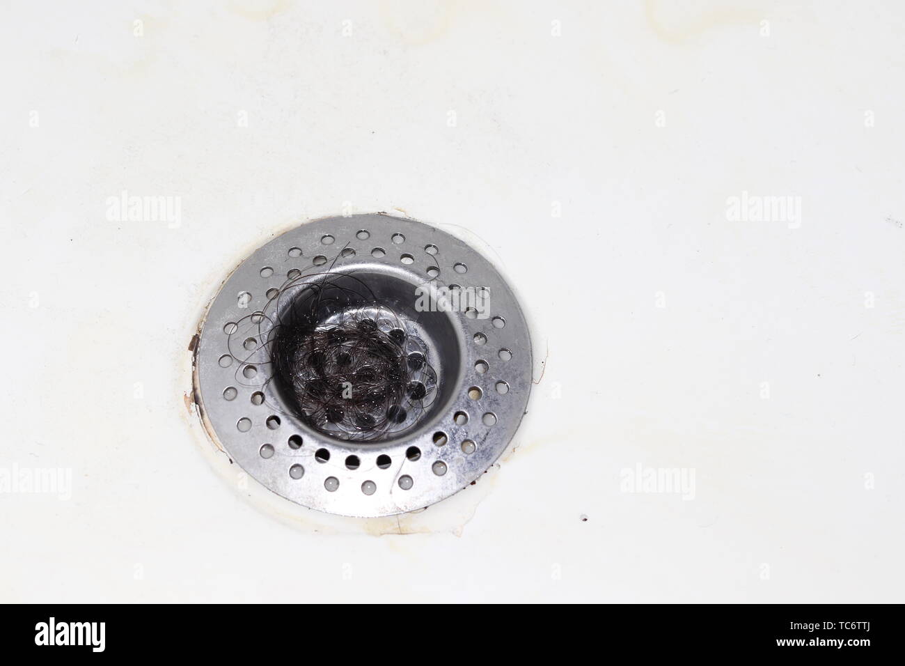 Concept Sur Réparer La Tuyauterie Le Vieux Liège Cassé Dans La Salle De  Bains Ou La Douche Est à Côté Du Trou De Drain D'égout Co Photo stock -  Image du maison