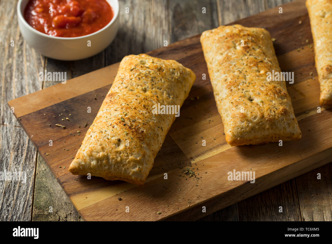 Micro-ondes malsaines Pizza Pochettes avec du fromage et de la Sauce Banque D'Images