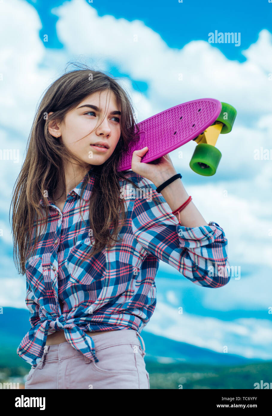 Scène urbaine, la vie en ville. prêt à rouler sur la rue. skateboard sport passe-temps. L'activité d'été. Hipster girl avec penny. conseil mini cruiser en plastique Banque D'Images