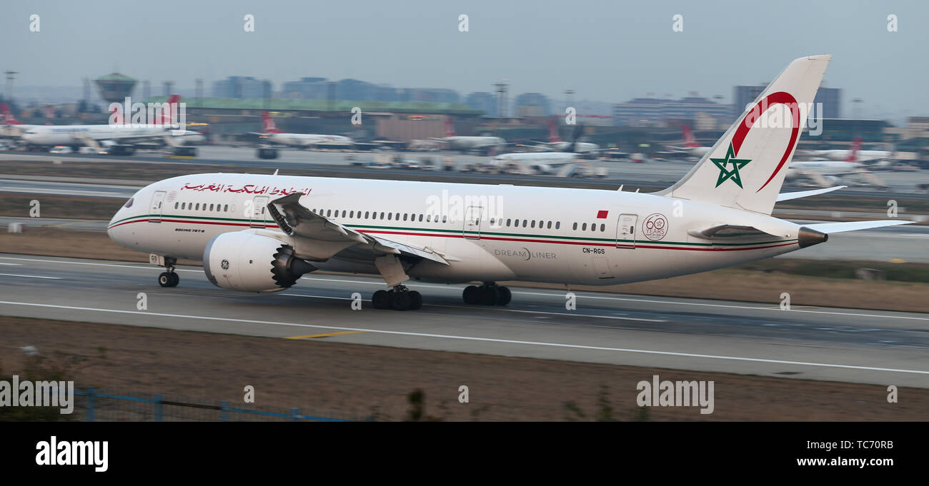 ISTANBUL, TURQUIE - le 19 janvier 2019 : Royal Air Maroc Boeing 787-8 (CN 35506) décolle de l'aéroport Ataturk d'Istanbul. Royal Air Maroc a 57 siz flotte Banque D'Images