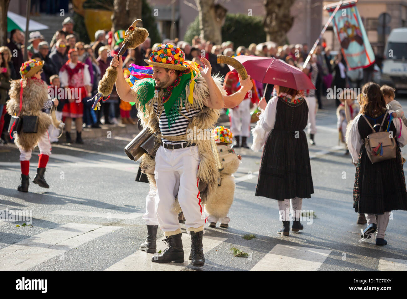 Opatija, Croatie - 3 Février, 2019 : traditionnel défilé du carnaval de sonneurs de cloches avec de gros bétail en passant par la rue de Matulji, au cours de th Banque D'Images