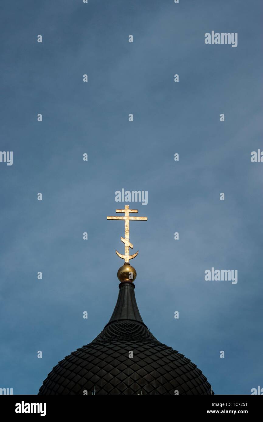 Détail de l'onion dome avec croix. Cathédrale Alexandre Nevski, la colline de Toompea, Vieille Ville, Tallinn, Estonie, pays baltes. Banque D'Images