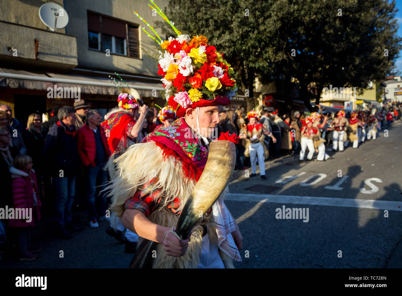 Opatija, Croatie - 3 Février, 2019 : traditionnel défilé du carnaval de sonneurs de cloches avec de gros bétail en passant par la rue de Matulji, au cours de th Banque D'Images